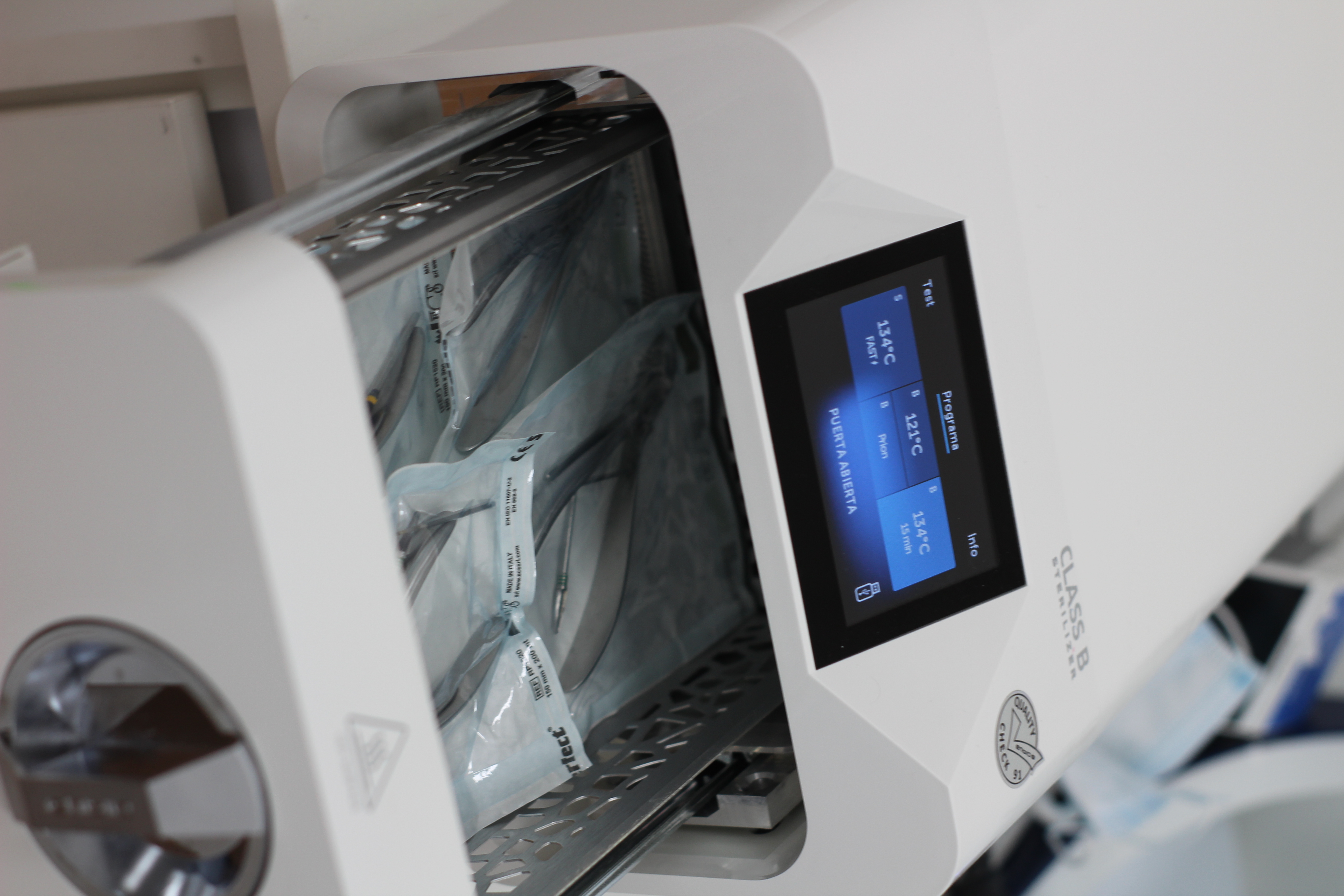 Autoclave Clase B con ciclo Pryon — pantalla digital mostrando programas de esterilización