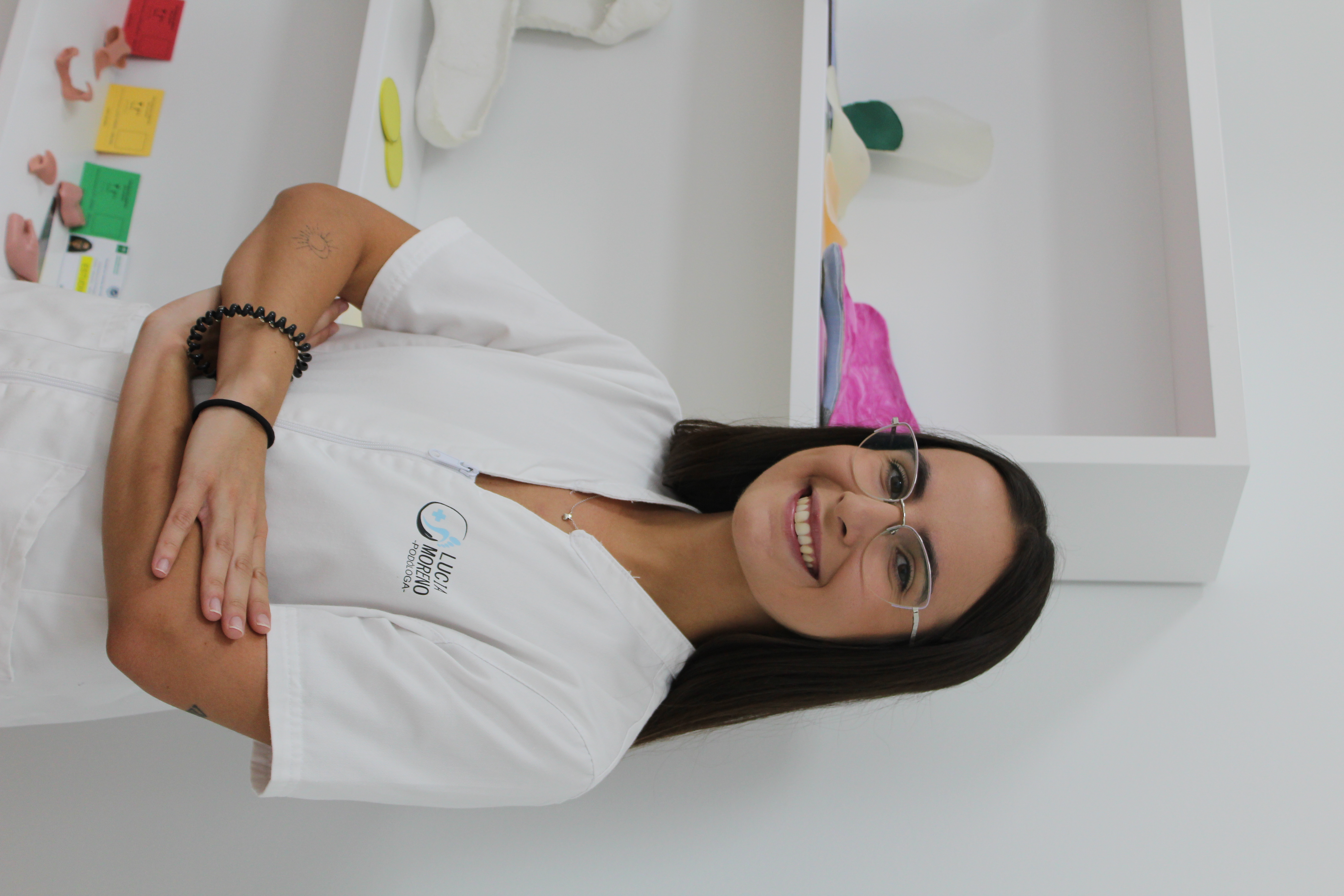 Lucía Moreno Sánchez trabajando en la clínica con plantillas y materiales podológicos